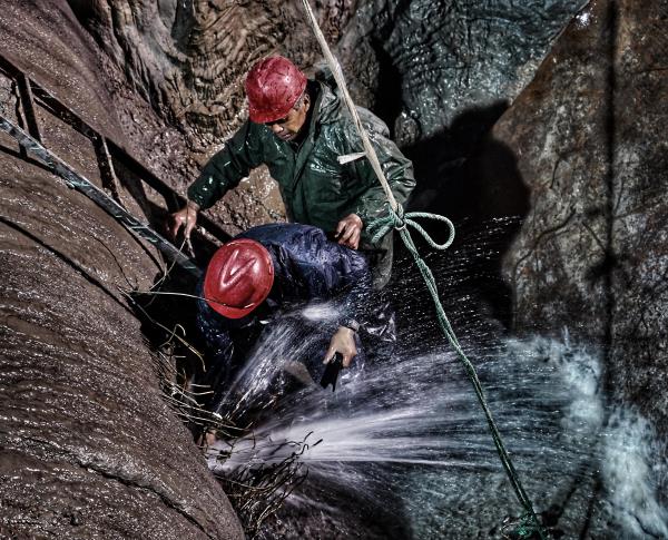 奋战六小时！供水公司全力抢修DN2400原水管，，，，，包管都会供水“大动脉”